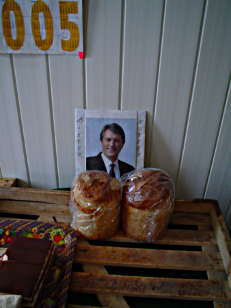 Picture of Yushchenko among two cookies.