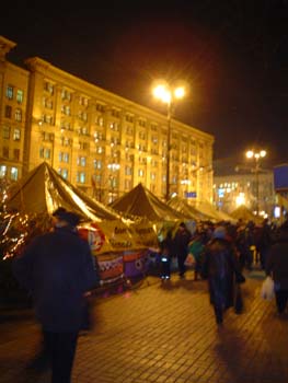 Tende dei manifestanti arancioni lungo Kreschatic, via principale di Kiev, durante la Rivoluzione Arancione.