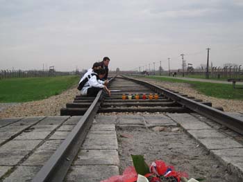 Bierkenau: people are praying by the rail way